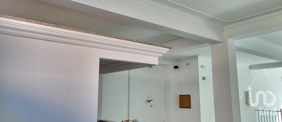 Shop / premises commercial in Porto de Mós - São João Baptista e São Pedro of 261 m²