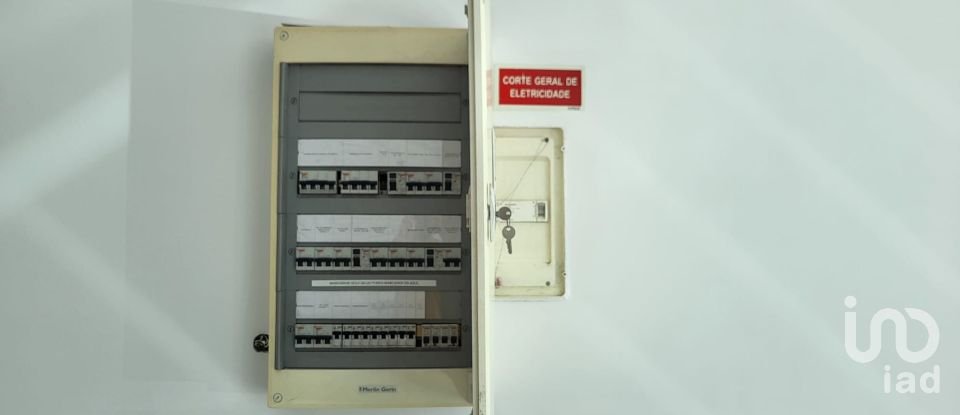 Shop / premises commercial in Porto de Mós - São João Baptista e São Pedro of 261 m²