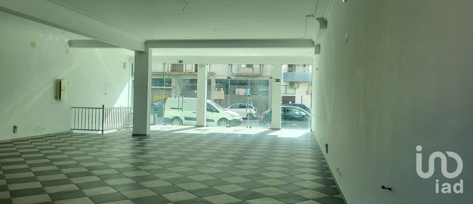 Shop / premises commercial in Porto de Mós - São João Baptista e São Pedro of 261 m²