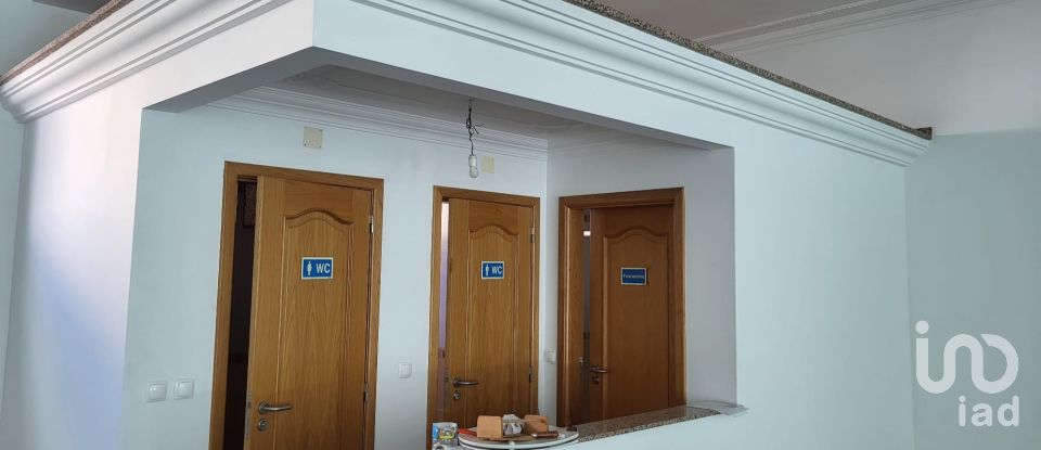 Boutique/Local commercial à Porto de Mós - São João Baptista e São Pedro de 261 m²