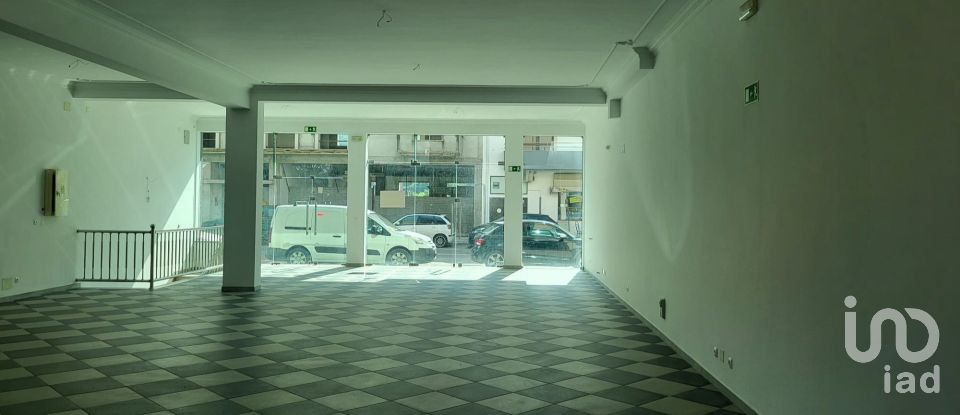 Boutique/Local commercial à Porto de Mós - São João Baptista e São Pedro de 261 m²