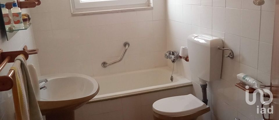 Moradia T4 em Atouguia da Baleia de 239 m²