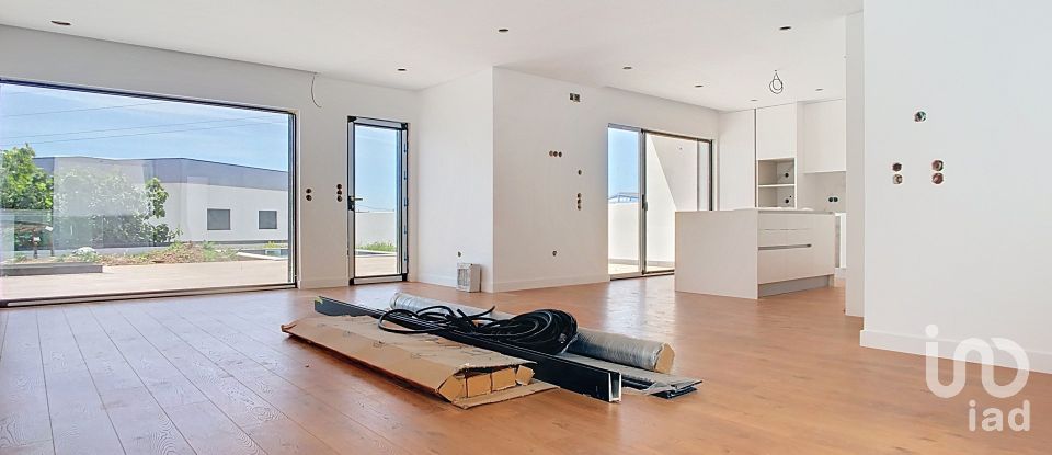 Maison T4 à Igreja Nova e Cheleiros de 244 m²