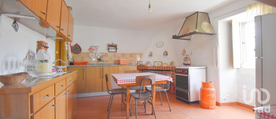 Maison traditionnelle T3 à São Miguel, Santa Eufémia e Rabaçal de 175 m²