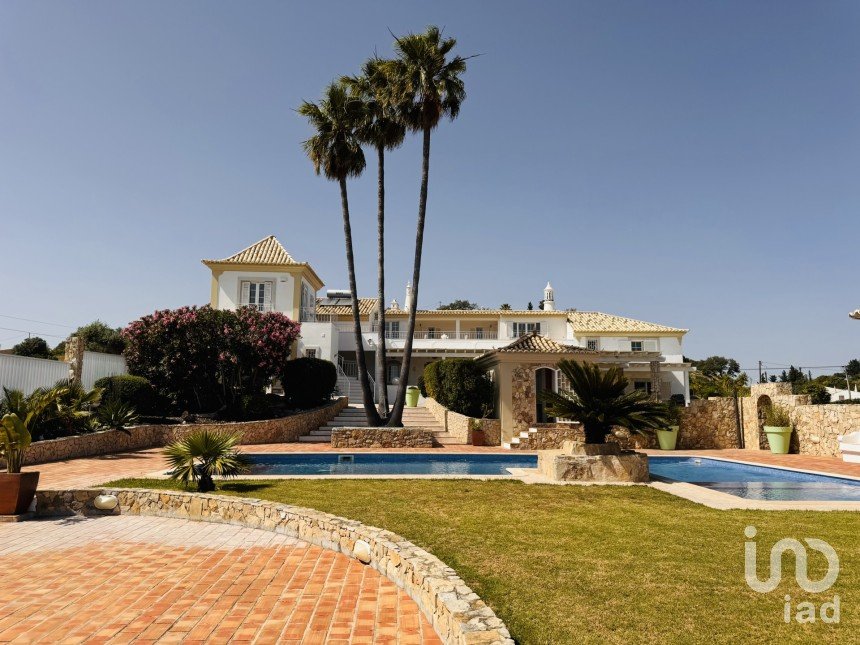 House T7 in Santa Bárbara de Nexe of 551 m²