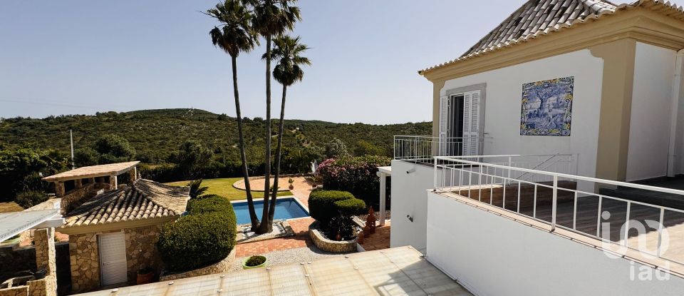 House T7 in Santa Bárbara de Nexe of 551 m²