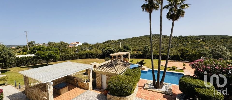 House T7 in Santa Bárbara de Nexe of 551 m²