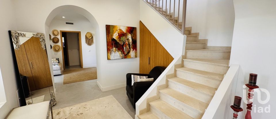 House T7 in Santa Bárbara de Nexe of 551 m²