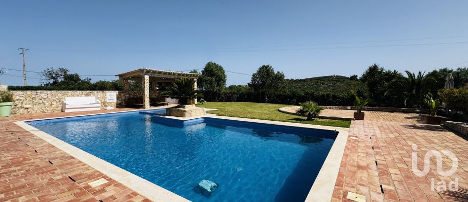 House T7 in Santa Bárbara de Nexe of 551 m²