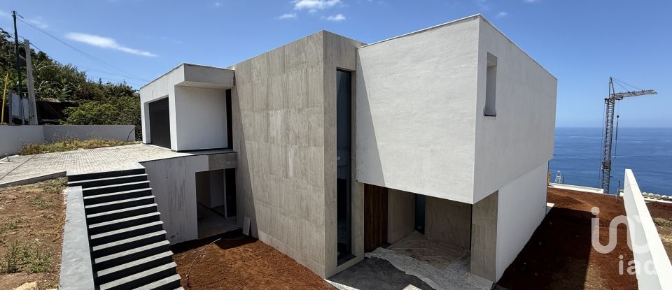 House T3 in Calheta of 324 m²