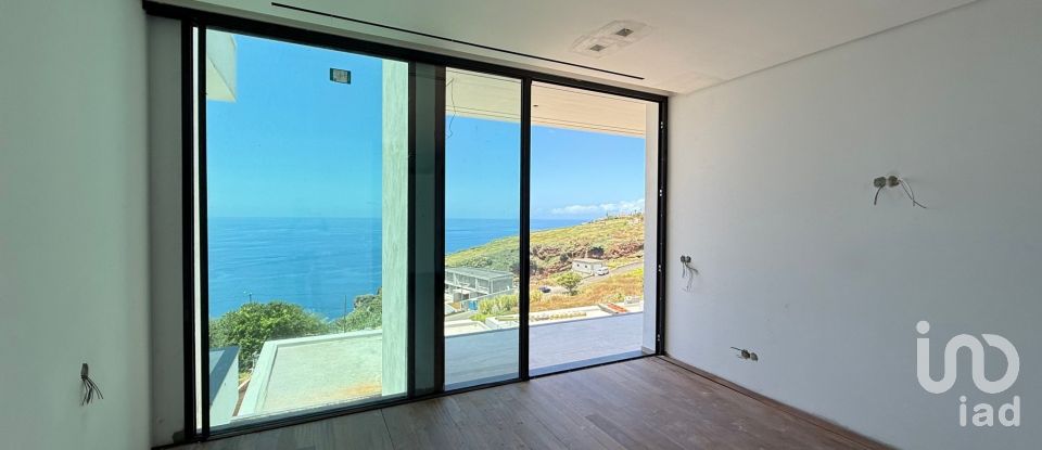 House T3 in Calheta of 324 m²