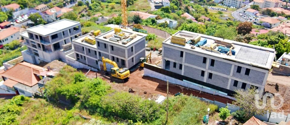 House T3 in Caniço of 221 m²