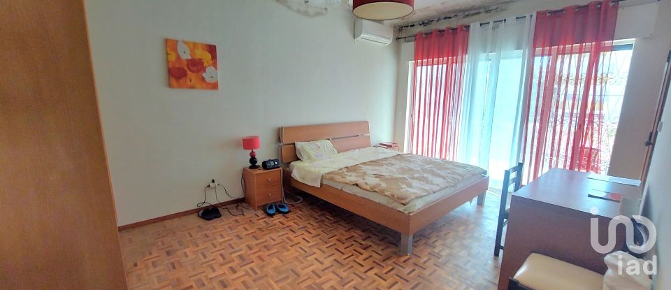 Moradia T4 em Quelfes de 243 m²