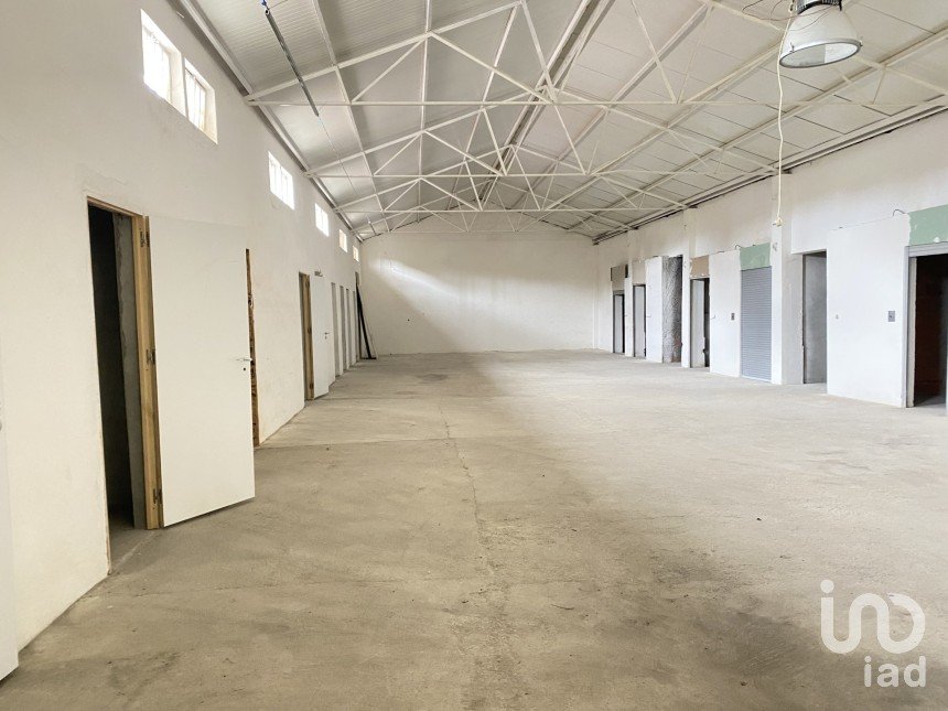 Pavillon T0 à Oliveira do Douro de 676 m²