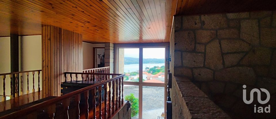 House T7 in Gondarém of 615 m²