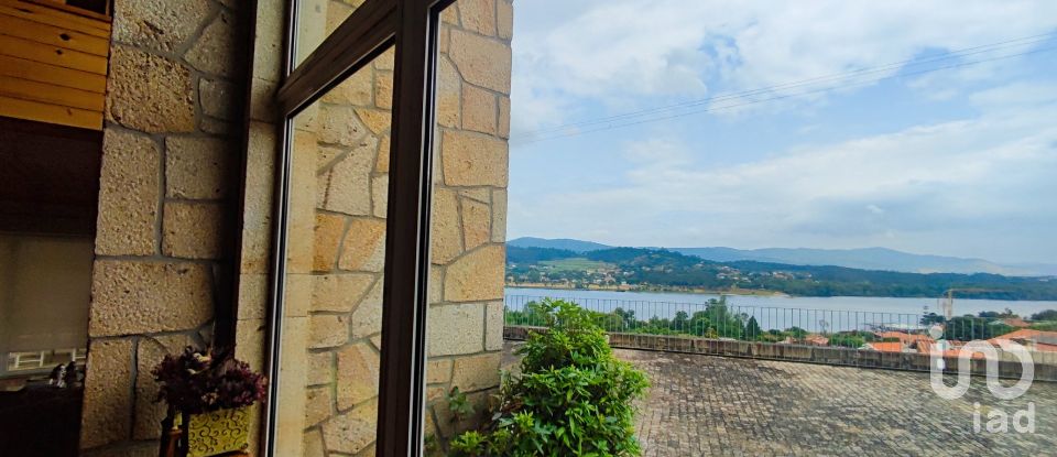 House T7 in Gondarém of 615 m²