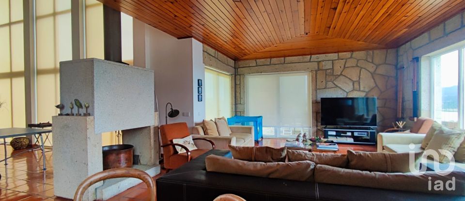 House T7 in Gondarém of 615 m²