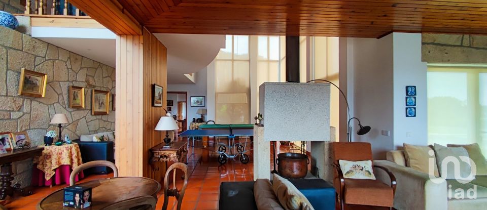 House T7 in Gondarém of 615 m²