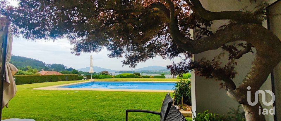 House T7 in Gondarém of 615 m²