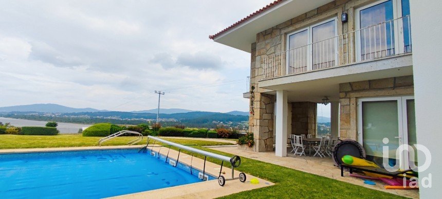 House T7 in Gondarém of 615 m²
