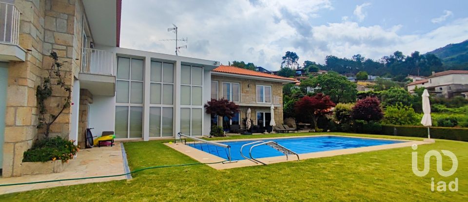 House T7 in Gondarém of 615 m²