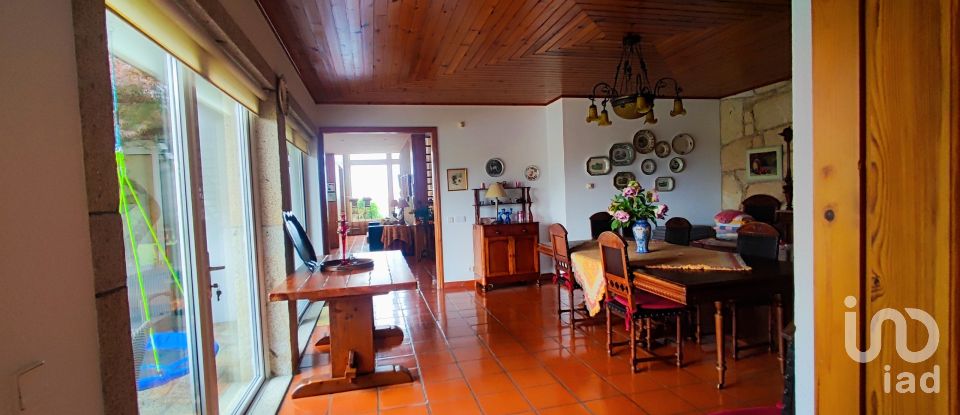 House T7 in Gondarém of 615 m²