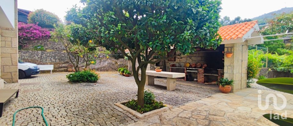 House T7 in Gondarém of 615 m²