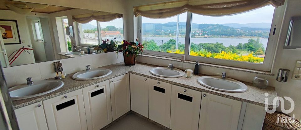 House T7 in Gondarém of 615 m²