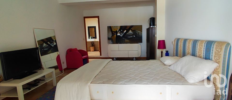 House T7 in Gondarém of 615 m²