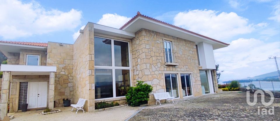 House T7 in Gondarém of 615 m²