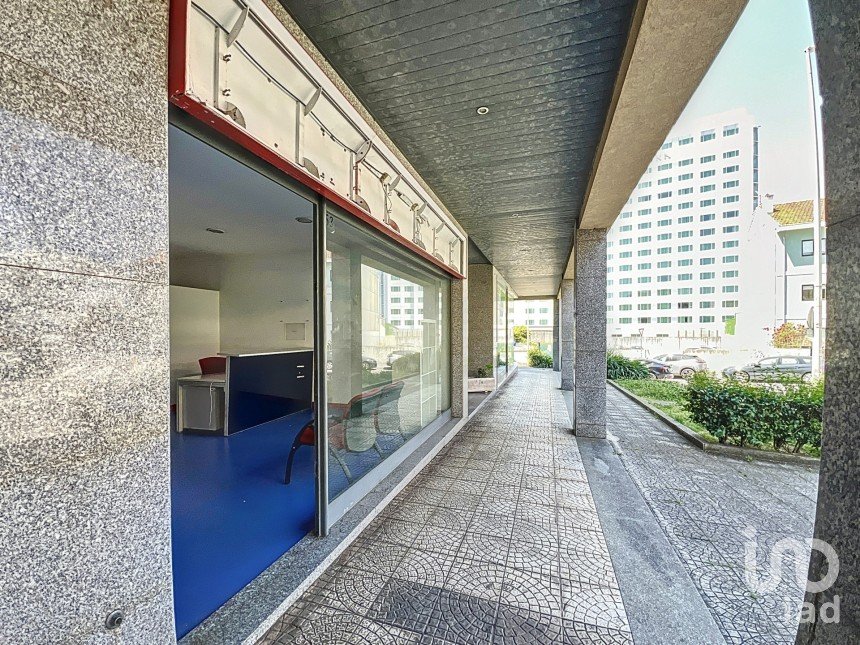 Shop / premises commercial in Lordelo Do Ouro E Massarelos of 140 m²