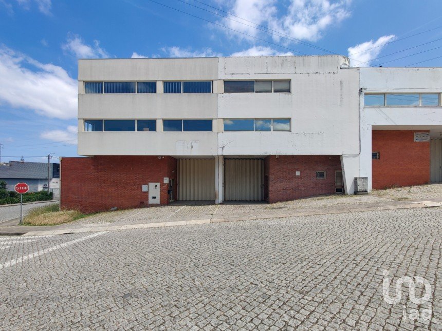 Shop / premises commercial in Milheirós of 260 m²