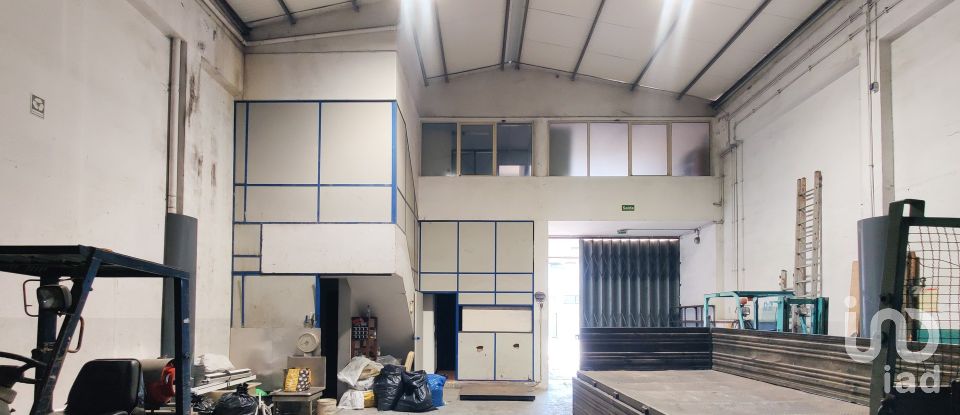 Shop / premises commercial in Milheirós of 260 m²