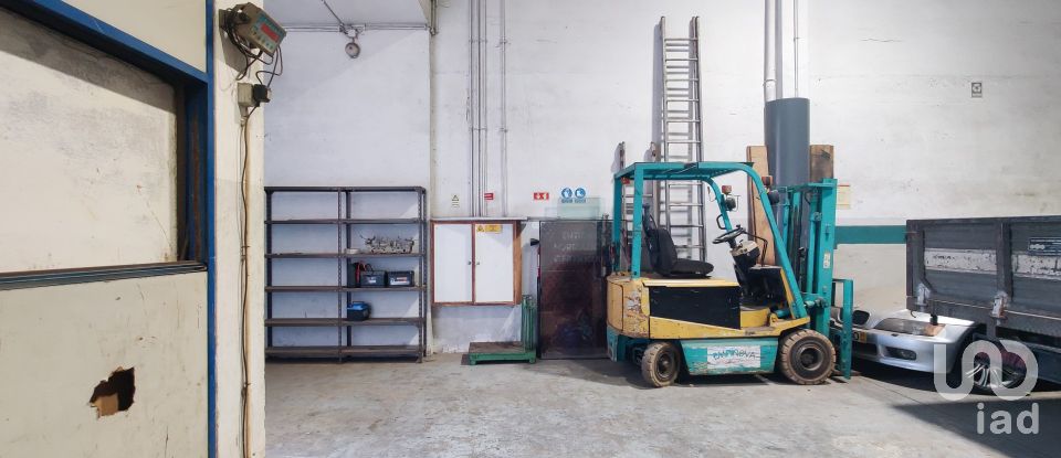 Shop / premises commercial in Milheirós of 260 m²