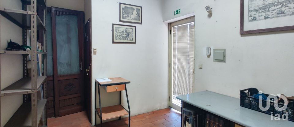 Shop / premises commercial in Milheirós of 260 m²