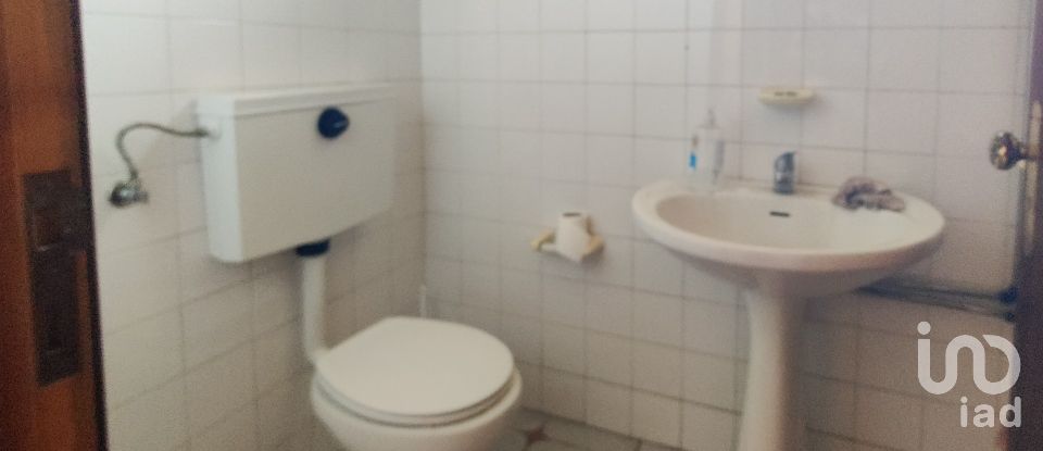 Shop / premises commercial in Milheirós of 260 m²