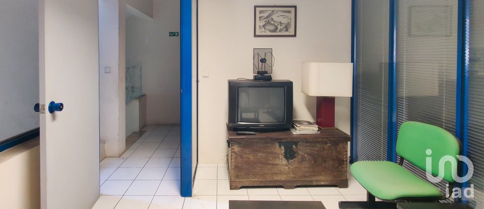 Shop / premises commercial in Milheirós of 260 m²