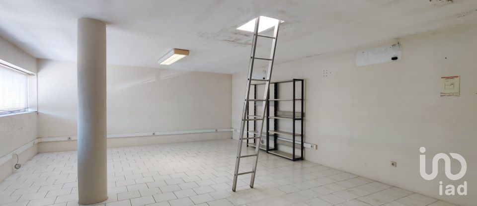 Shop / premises commercial in Milheirós of 260 m²