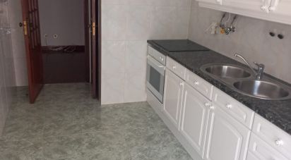 Apartment T2 in Massamá e Monte Abraão of 96 m²