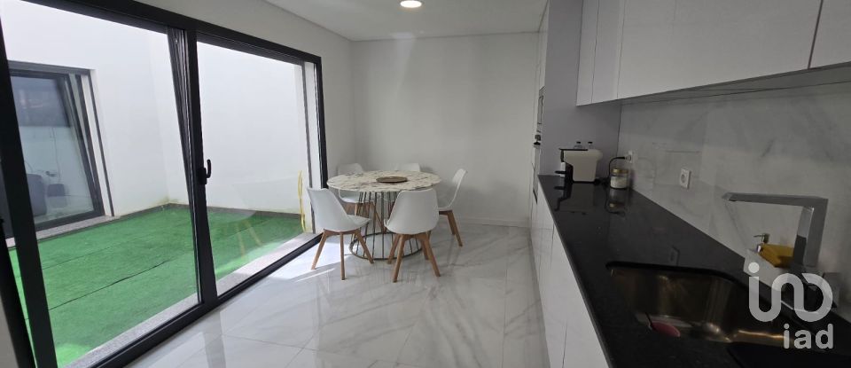 Maison T3 à Louredo de 271 m²