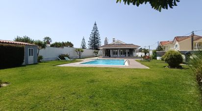 Maison T4 à Charneca De Caparica E Sobreda de 700 m²