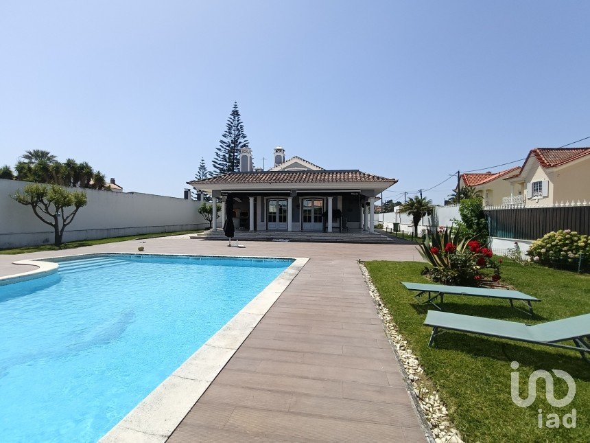 House T4 in Charneca De Caparica E Sobreda of 700 m²
