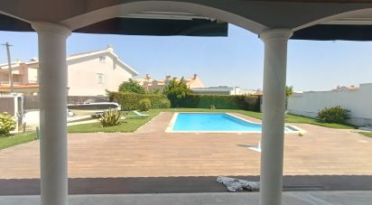 Maison T4 à Charneca De Caparica E Sobreda de 700 m²