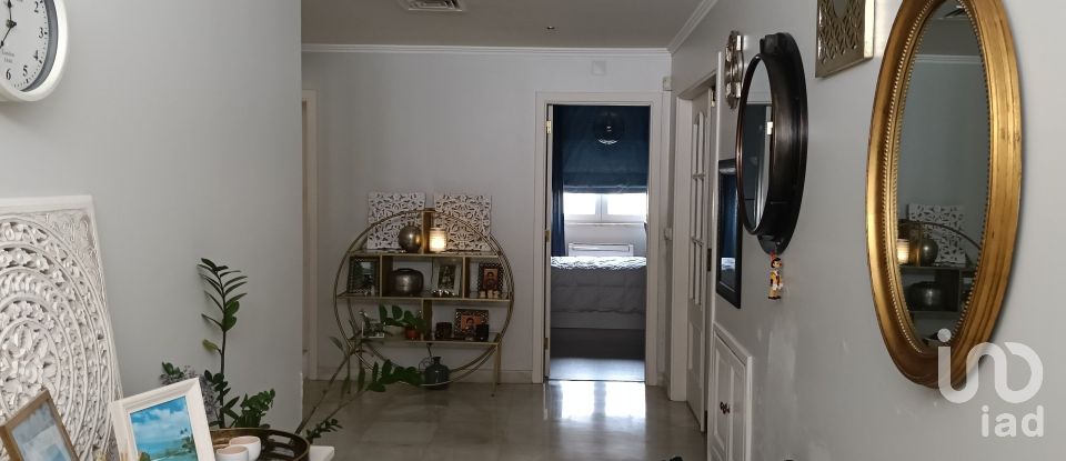 House T4 in Charneca De Caparica E Sobreda of 700 m²