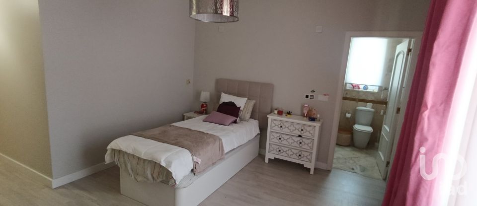 House T4 in Charneca De Caparica E Sobreda of 700 m²