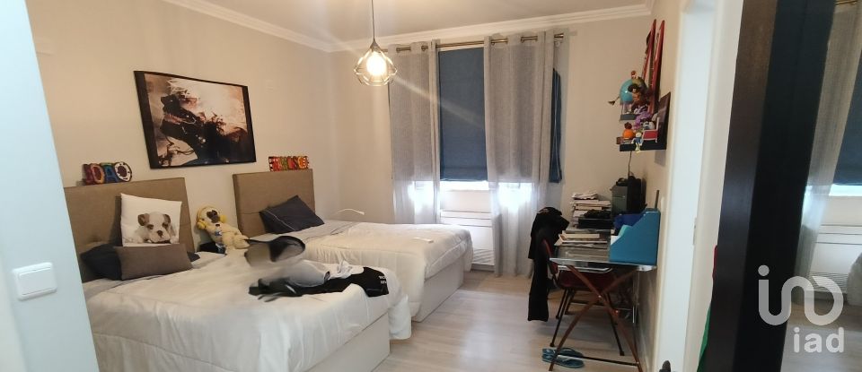 House T4 in Charneca De Caparica E Sobreda of 700 m²