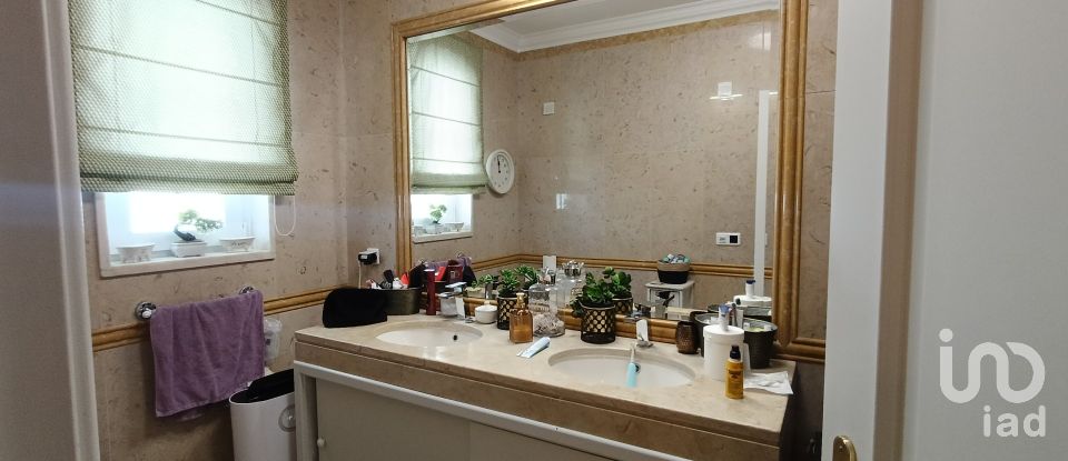 House T4 in Charneca De Caparica E Sobreda of 700 m²