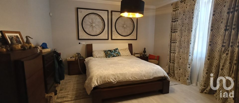 House T4 in Charneca De Caparica E Sobreda of 700 m²