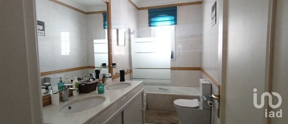 House T4 in Charneca De Caparica E Sobreda of 700 m²