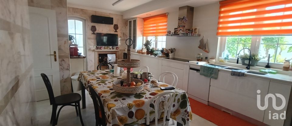 House T4 in Charneca De Caparica E Sobreda of 700 m²